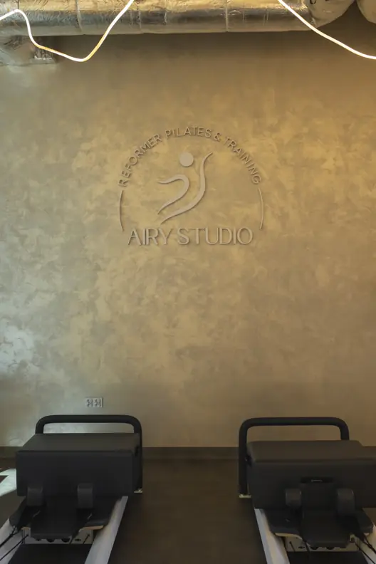 Reformery pod ścianą z logo studia